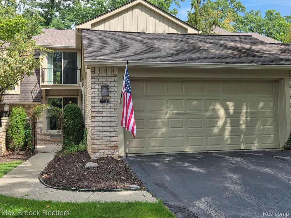1131 Hillpointe Circle Bloomfield Charter Township, MI 48304