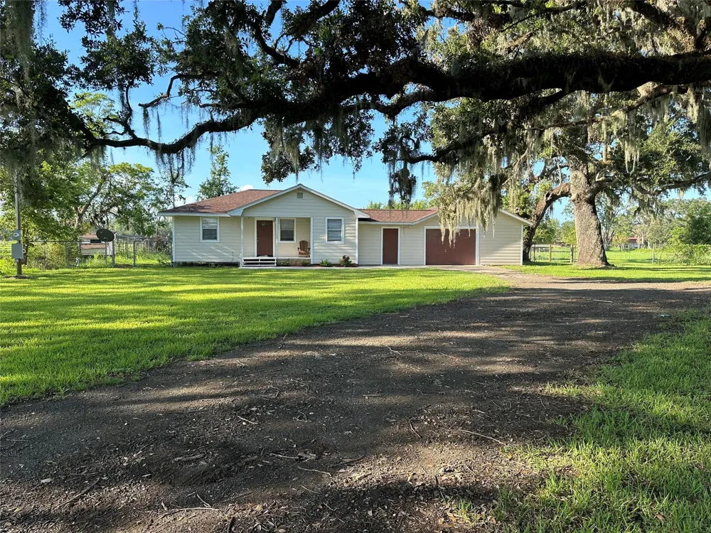5249 County Road 353 Brazoria, TX 77422