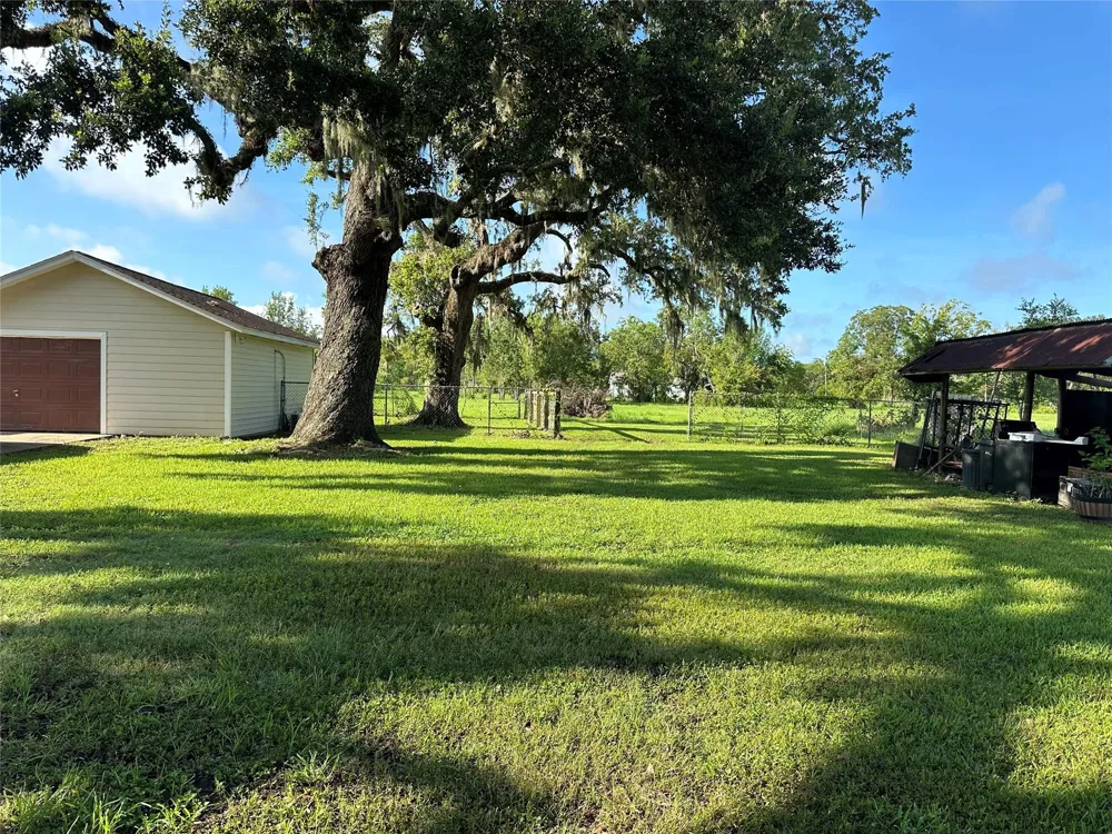 5249 County Road 353 Brazoria, TX 77422