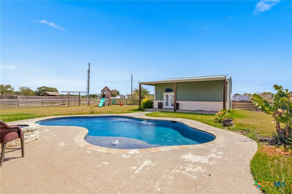180 Kimber Lane Inez, TX 77968