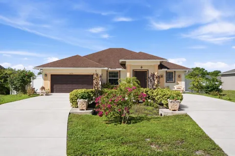 2272 SW Cameo Boulevard