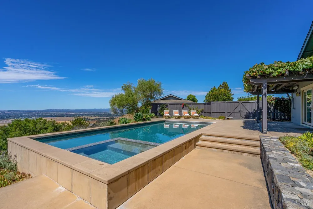 4737 Pressley Road Santa Rosa, CA 95404