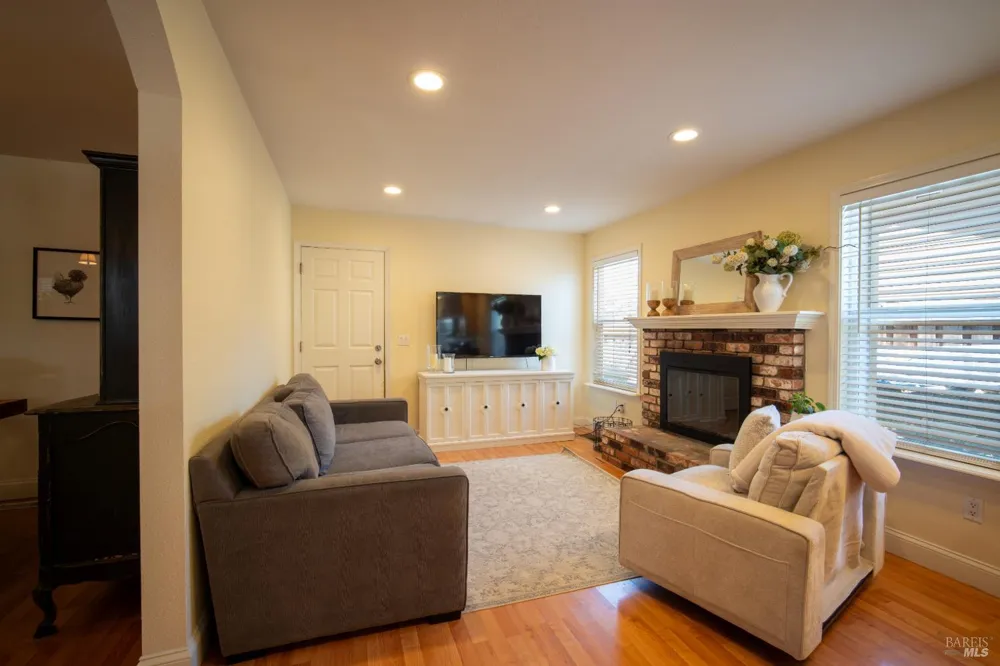 1119 Santa Cruz Way Rohnert Park, CA 94928