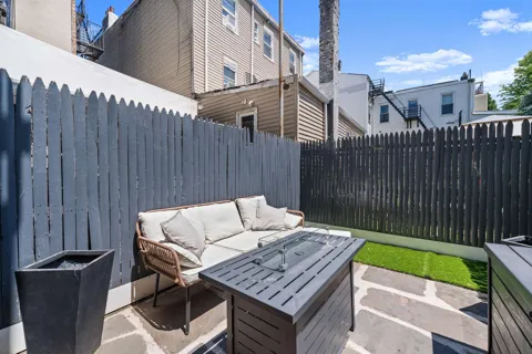 118 COLES ST