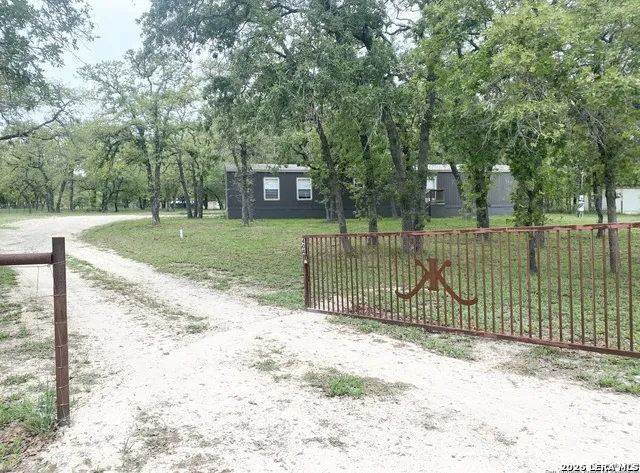 404 Hollow Oak La Vernia, TX 78121
