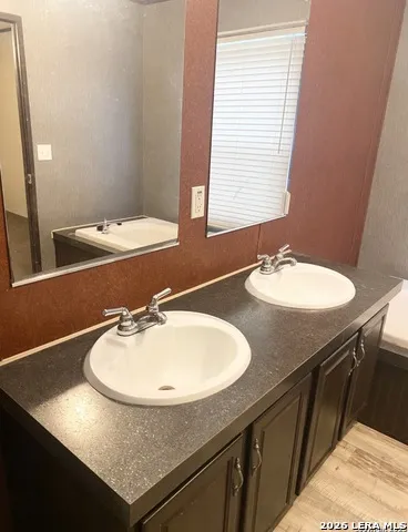 404 Hollow Oak La Vernia, TX 78121