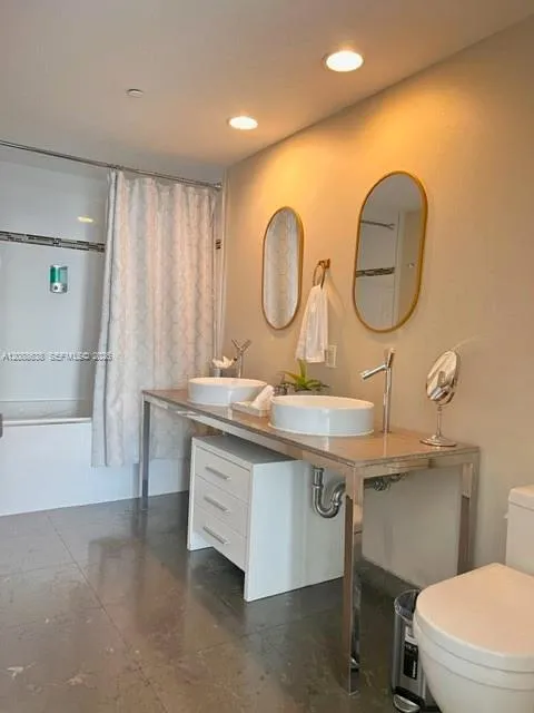 485 BRICKELL AV #1707 Miami, FL 33131