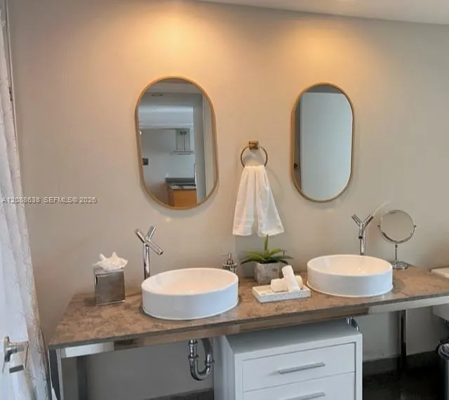 485 BRICKELL AV #1707 Miami, FL 33131