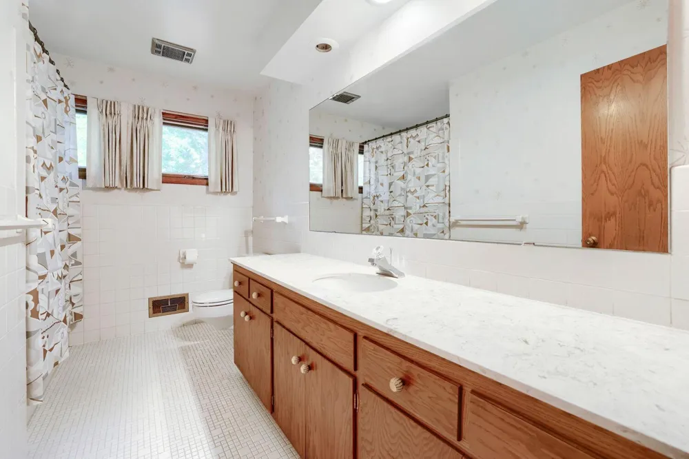 1200 Falls View Court Mendota Heights, MN 55118