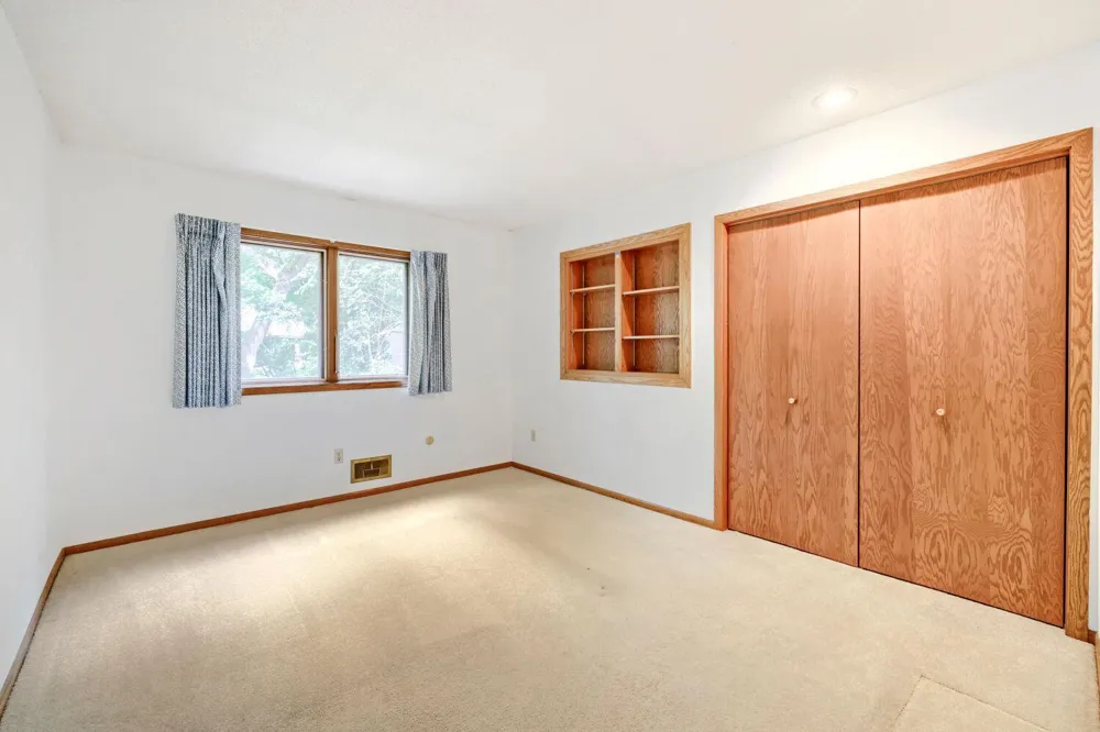 1200 Falls View Court Mendota Heights, MN 55118
