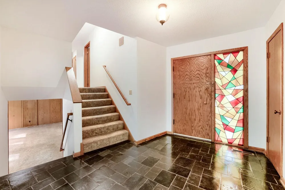 1200 Falls View Court Mendota Heights, MN 55118