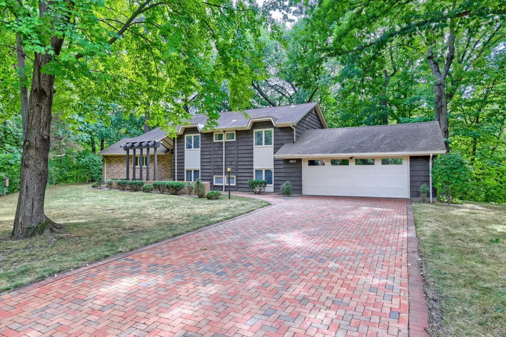 1200 Falls View Court Mendota Heights, MN 55118