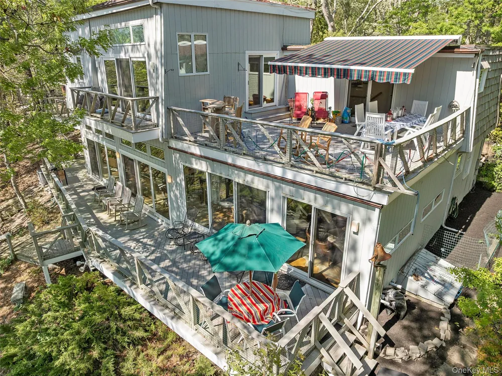 9 Lake View Ct Southampton, NY 11968