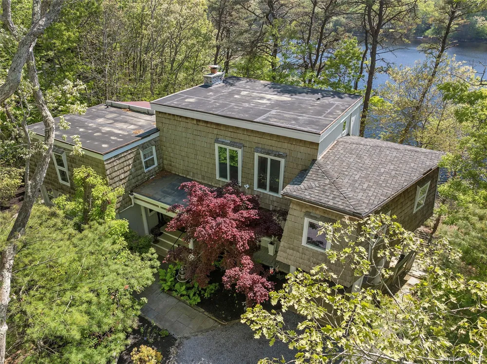 9 Lake View Ct Southampton, NY 11968