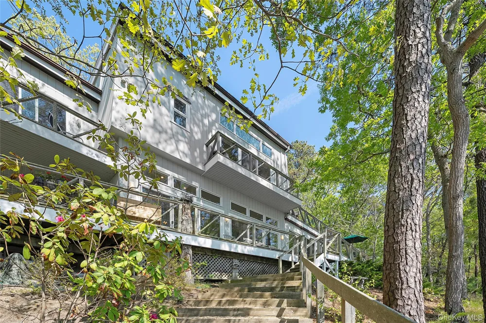 9 Lake View Ct Southampton, NY 11968