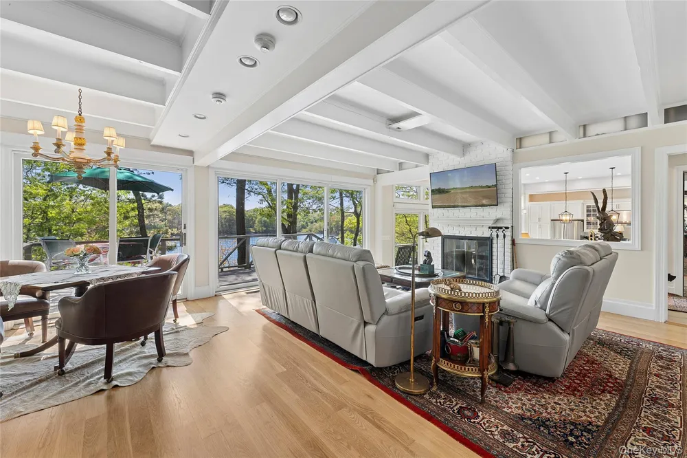 9 Lake View Ct Southampton, NY 11968
