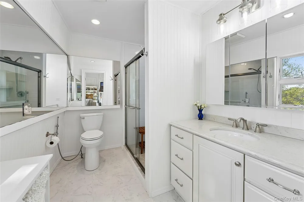 9 Lake View Ct Southampton, NY 11968