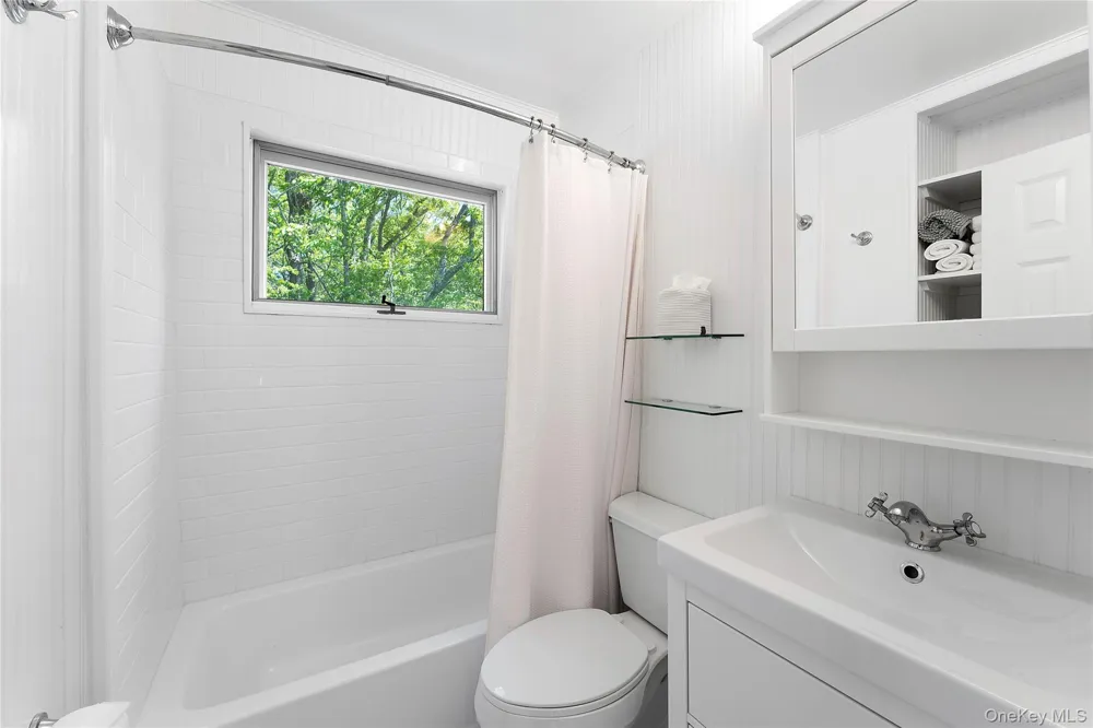 9 Lake View Ct Southampton, NY 11968
