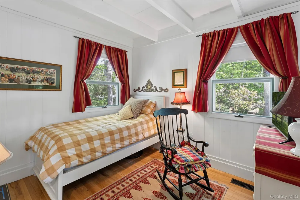 9 Lake View Ct Southampton, NY 11968