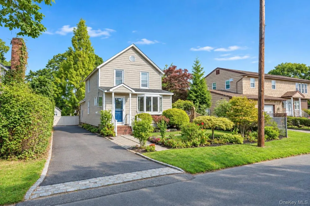 16 Grove Street Lindenhurst, NY 11757