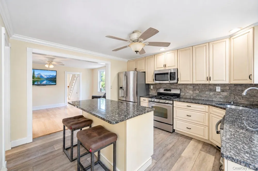 16 Grove Street Lindenhurst, NY 11757