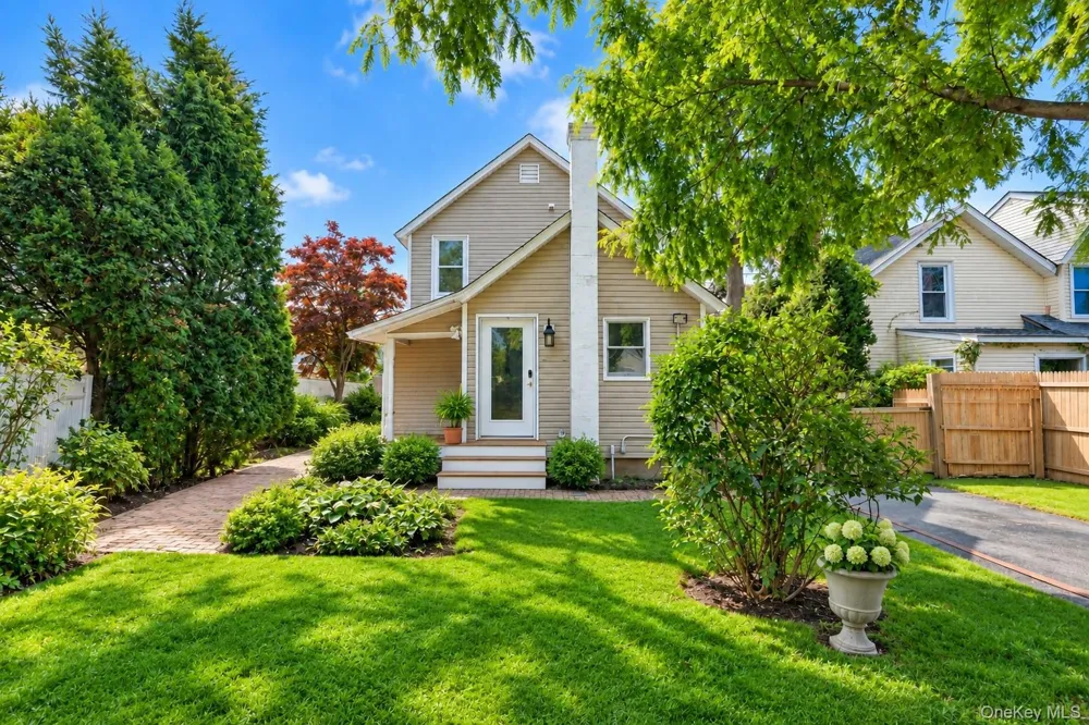 16 Grove Street Lindenhurst, NY 11757