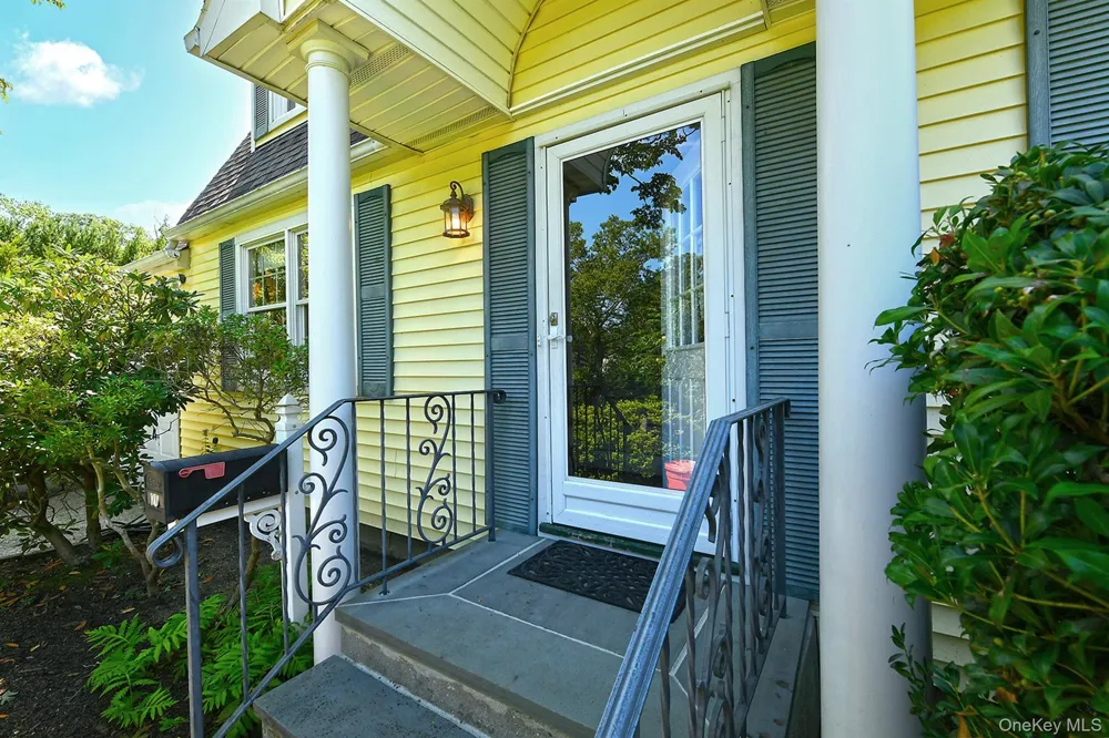 20 Brook Lane Smithtown, NY 11787