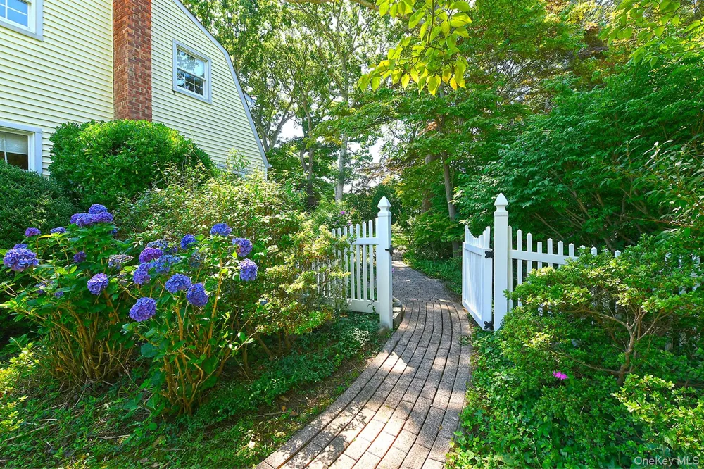 20 Brook Lane Smithtown, NY 11787