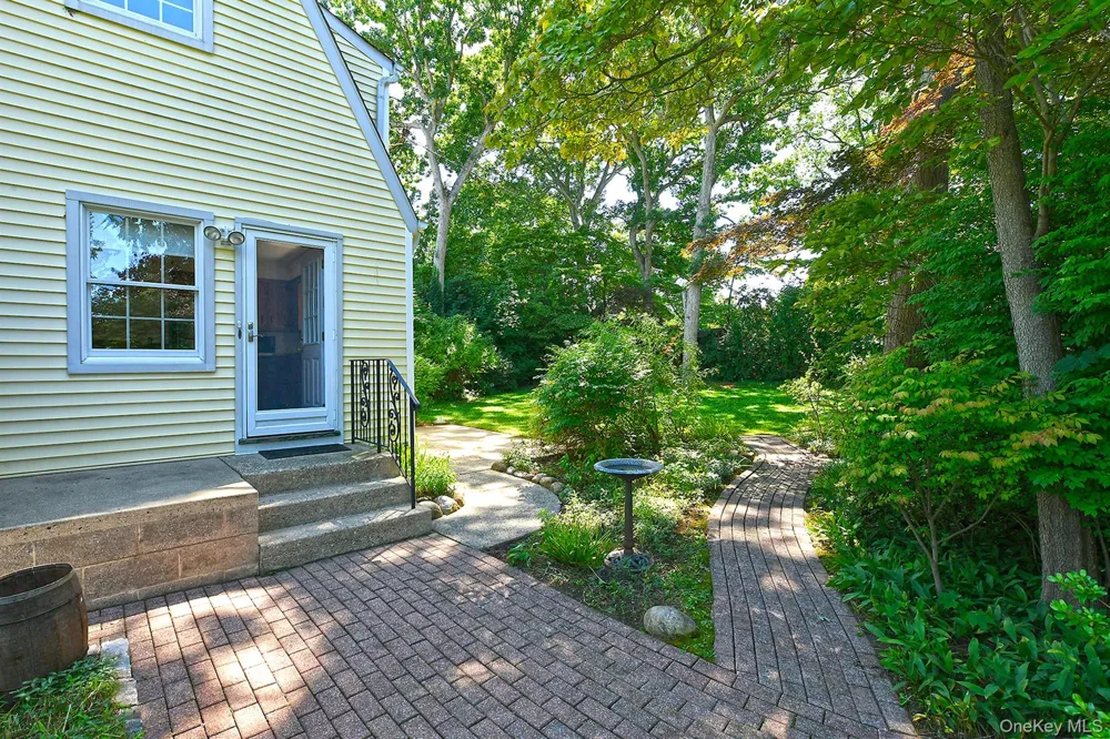 20 Brook Lane Smithtown, NY 11787