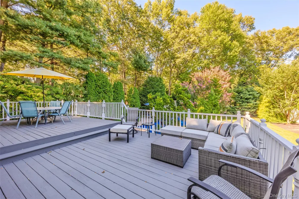 7 Holly Lane Port Jefferson, NY 11777