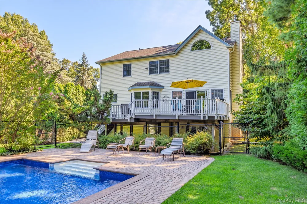 7 Holly Lane Port Jefferson, NY 11777