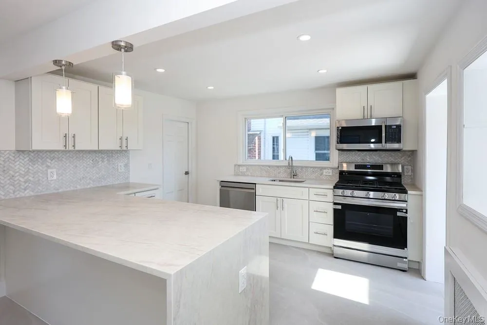 17 Ray Street Freeport, NY 11520