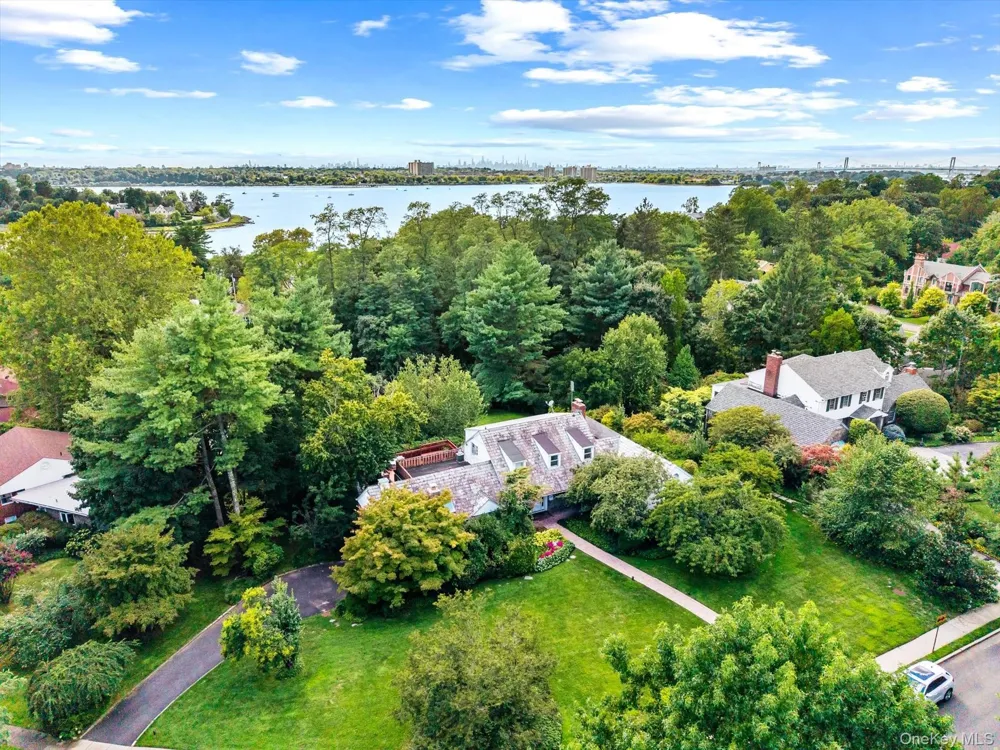 10 Vista Drive Great Neck, NY 11021