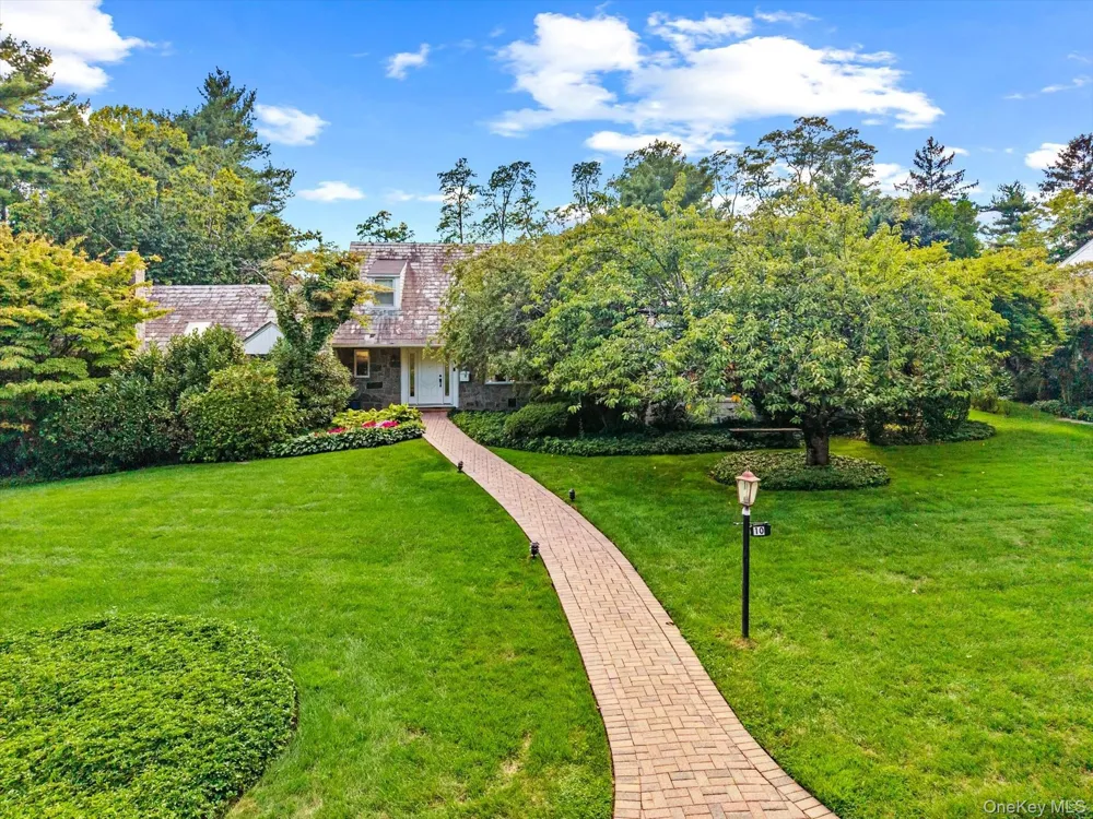 10 Vista Drive Great Neck, NY 11021