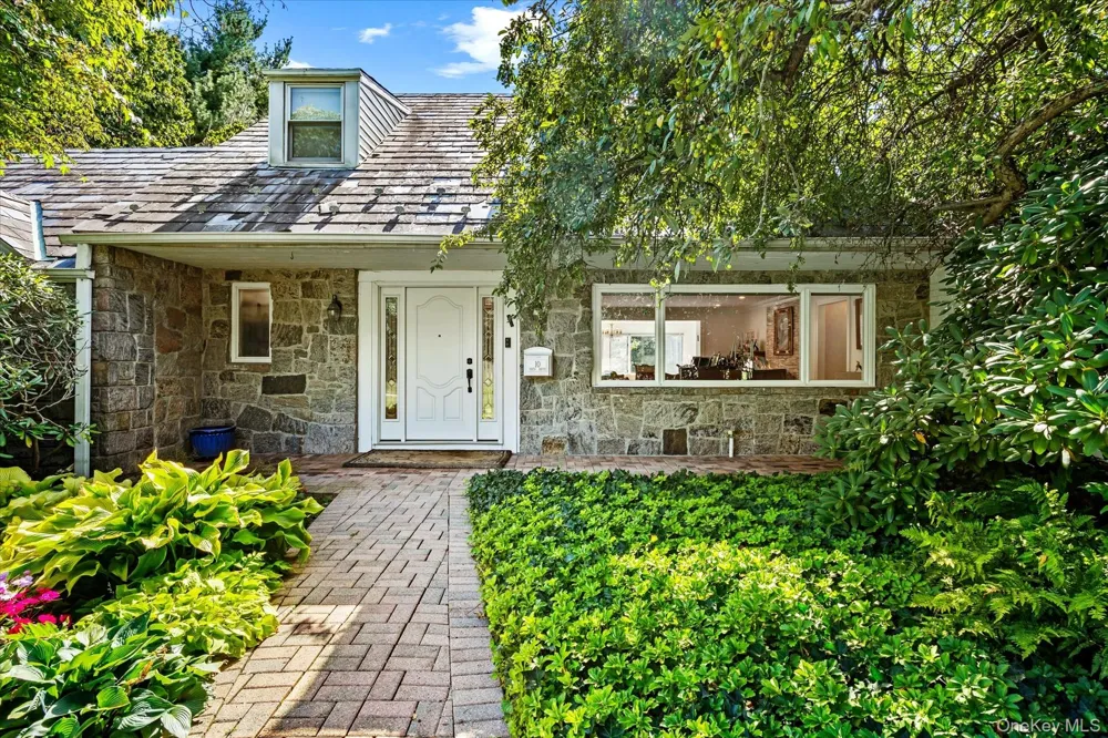 10 Vista Drive Great Neck, NY 11021