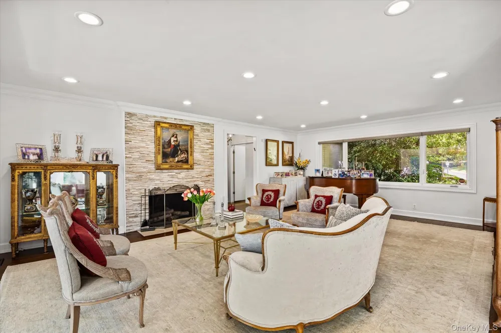 10 Vista Drive Great Neck, NY 11021