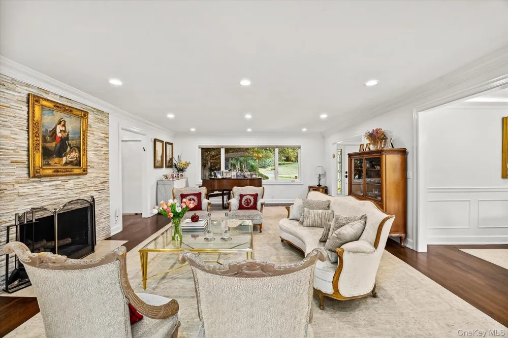 10 Vista Drive Great Neck, NY 11021