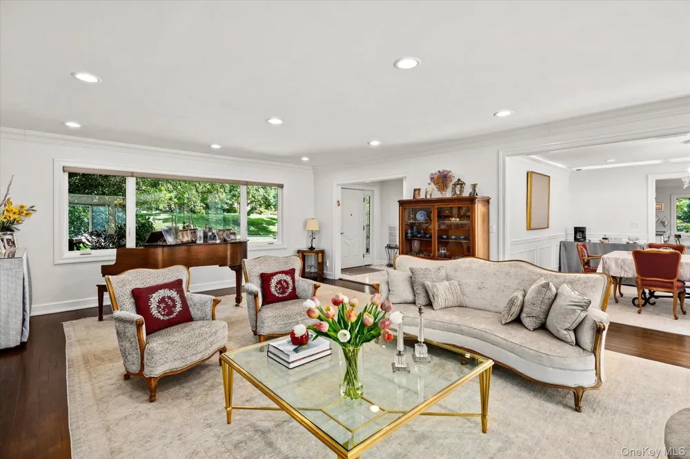 10 Vista Drive Great Neck, NY 11021