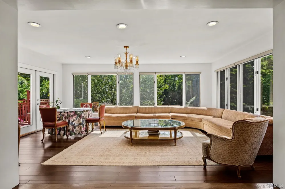 10 Vista Drive Great Neck, NY 11021