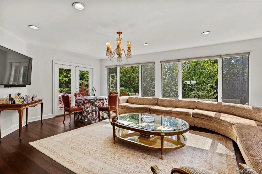 10 Vista Drive Great Neck, NY 11021