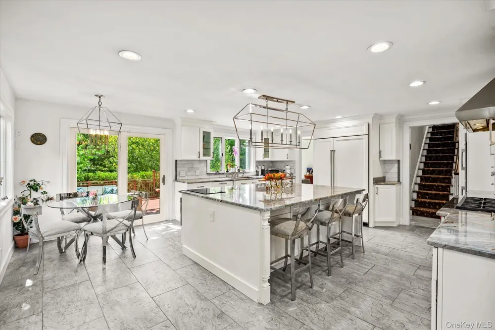 10 Vista Drive Great Neck, NY 11021