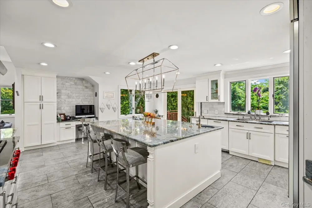 10 Vista Drive Great Neck, NY 11021