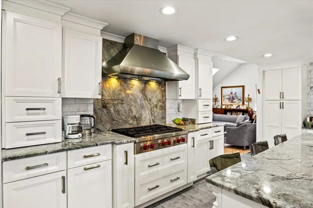10 Vista Drive Great Neck, NY 11021