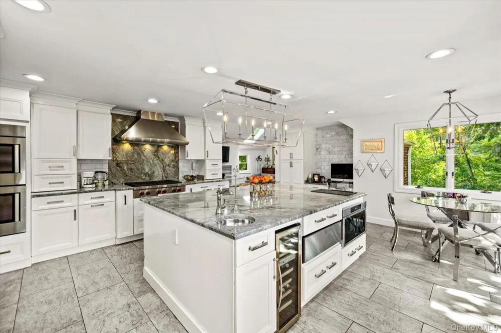 10 Vista Drive Great Neck, NY 11021