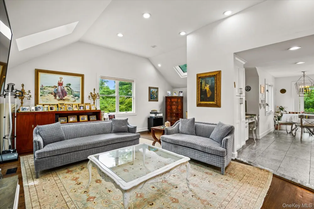 10 Vista Drive Great Neck, NY 11021