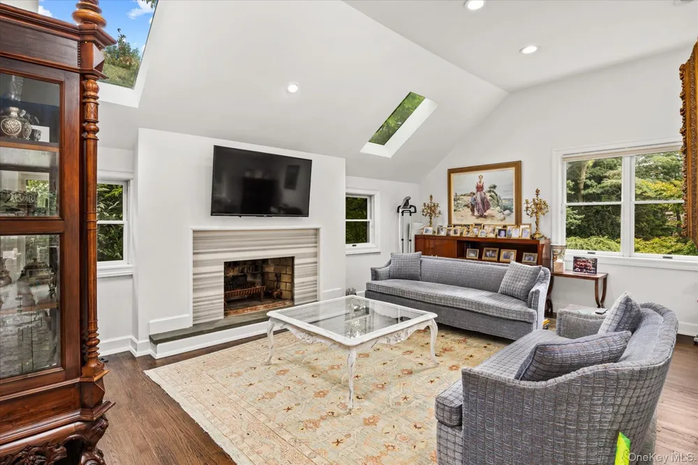 10 Vista Drive Great Neck, NY 11021