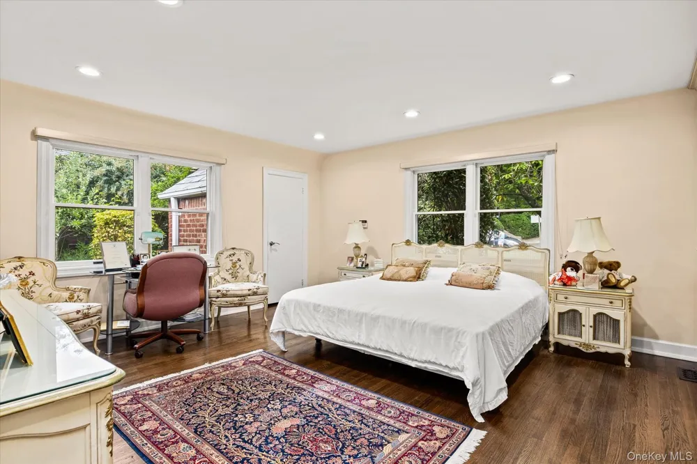 10 Vista Drive Great Neck, NY 11021