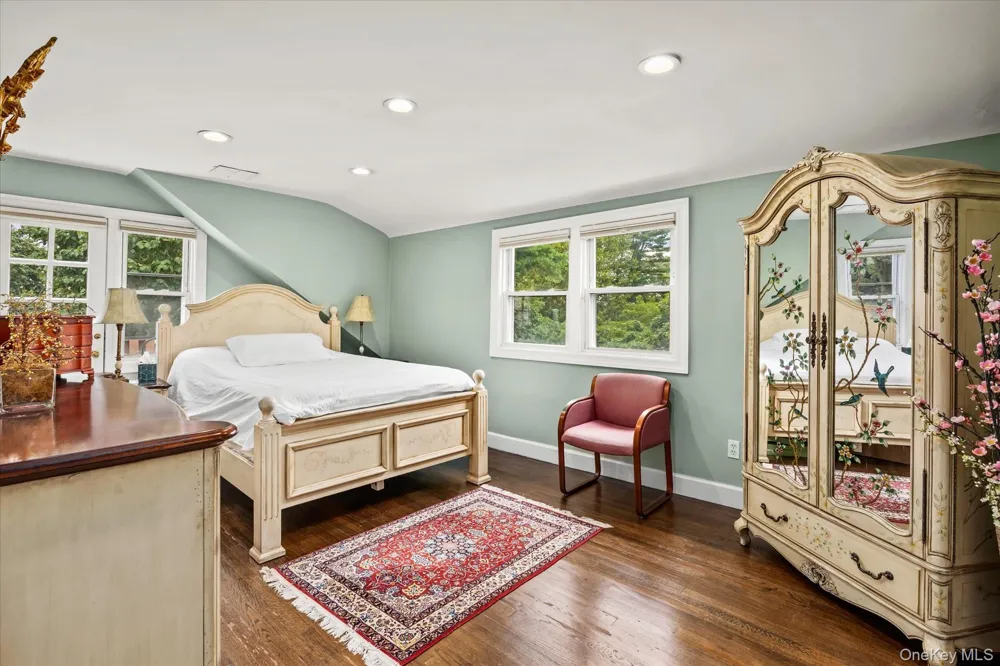10 Vista Drive Great Neck, NY 11021