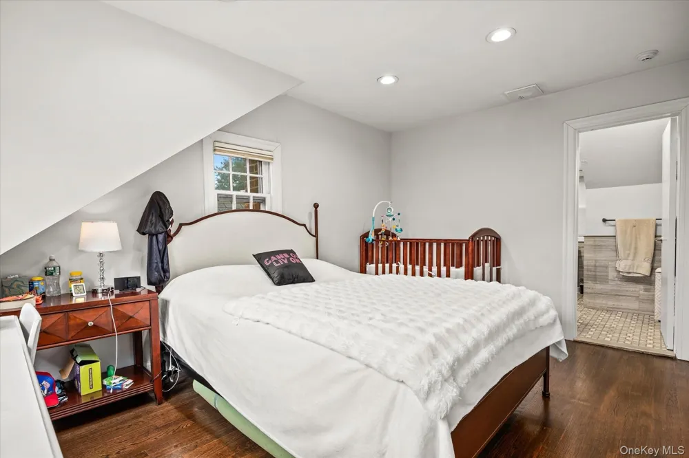 10 Vista Drive Great Neck, NY 11021