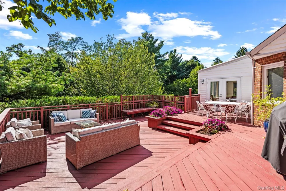 10 Vista Drive Great Neck, NY 11021